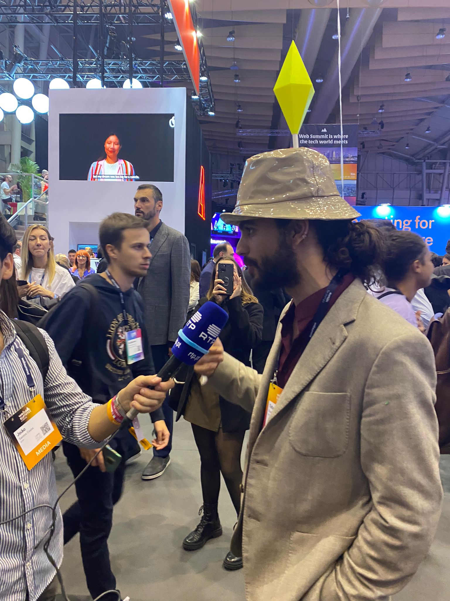 COO no WebSummit mascarado de Sims